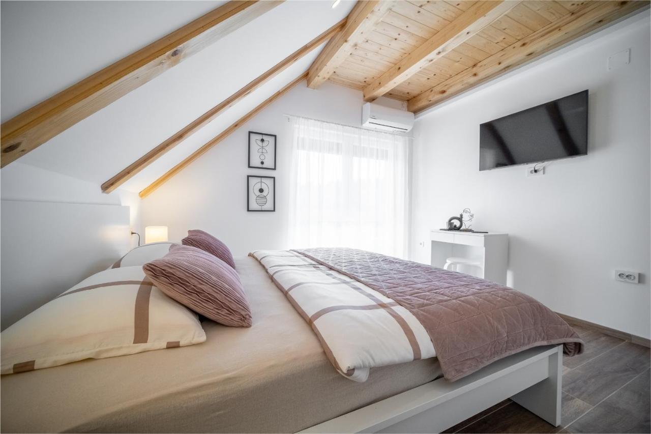 Villa Nesa - Beautiful Guest House At Continental Croatia With Outdoor Swimming Pool, Sauna And 3 Bedrooms Plaški エクステリア 写真